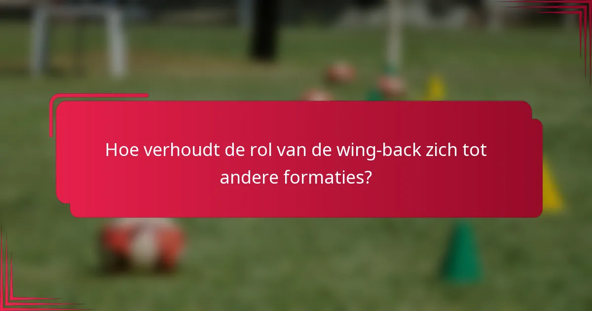 Hoe verhoudt de rol van de wing-back zich tot andere formaties?