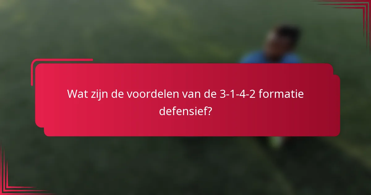 Wat zijn de voordelen van de 3-1-4-2 formatie defensief?